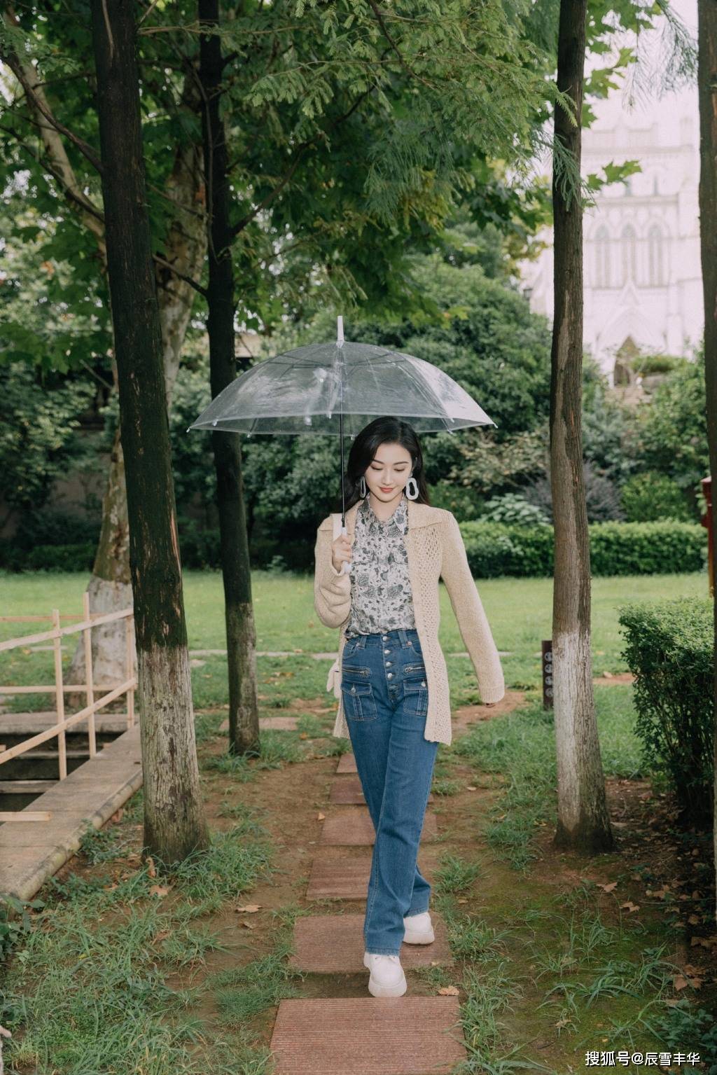 身材|景甜“针织衫”造型真时髦，配花衬衫和牛仔裤，休闲随性却很大气