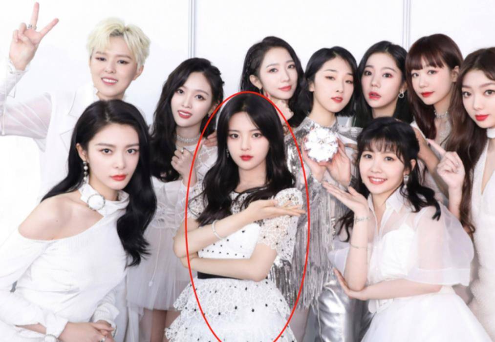 舞台|自卑女孩杨超越,从服务员到顶流明星,是如何改天换命的?