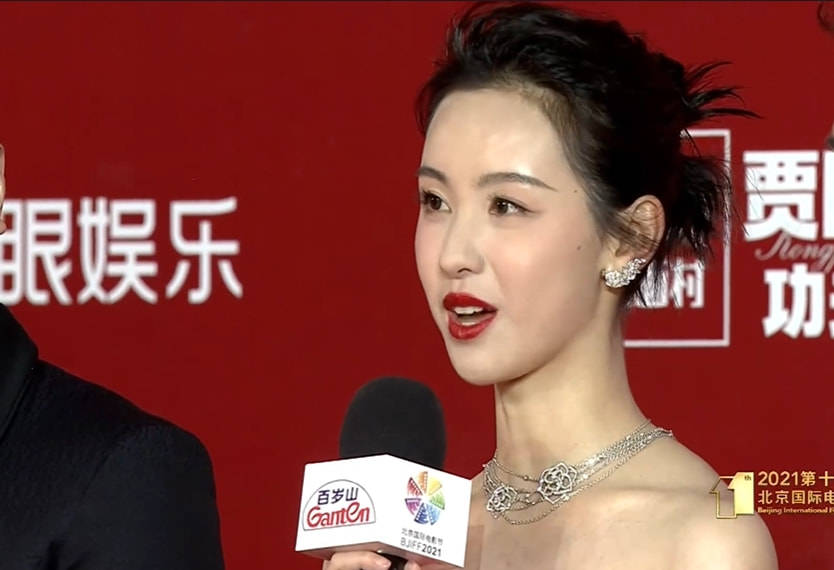 设计|北影红毯看点多,佟丽娅如仙女下凡,董璇深U性感,还有新人爆红
