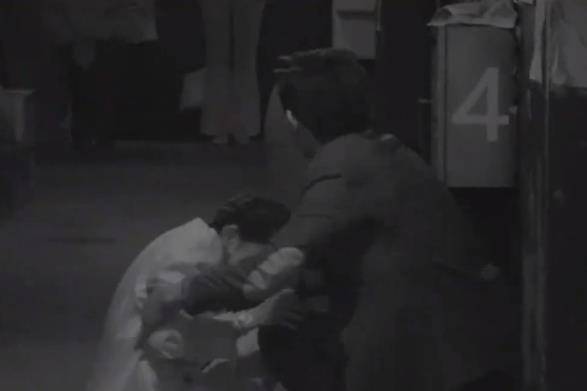 节目组|邓伦杨幂被女鬼吓到，有谁注意他的下意识反应？怕是忘了有镜头吧