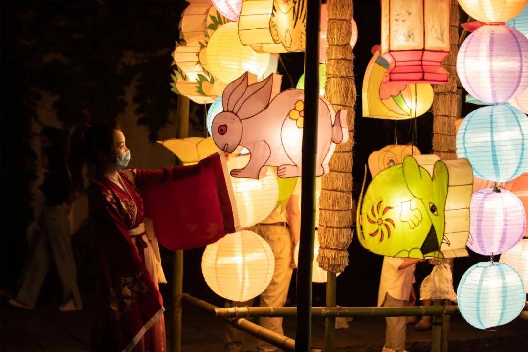 "树中秋"是江南挂灯许愿的传统,今天我们还原了古时的传统.