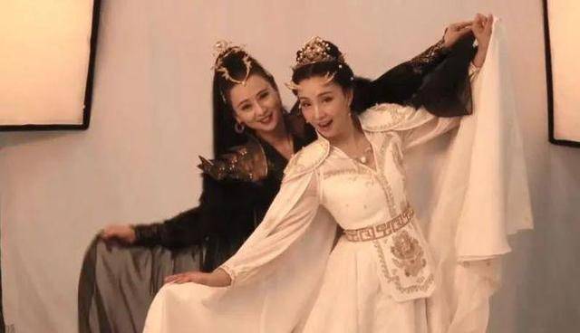 犄角|新版《春光灿烂猪八戒》杀青，旧版演员捧场客串，龙女犄角像鸡爪