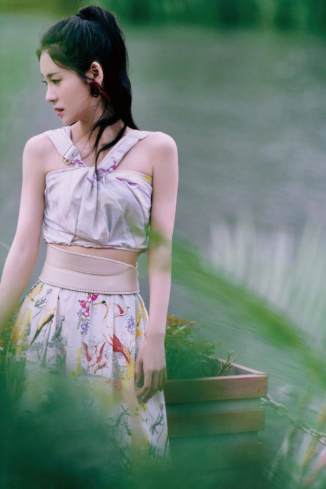 苗条身材|张碧晨：吊带+印花长裙，展现苗条身材，身型飒爽有型清新又自然