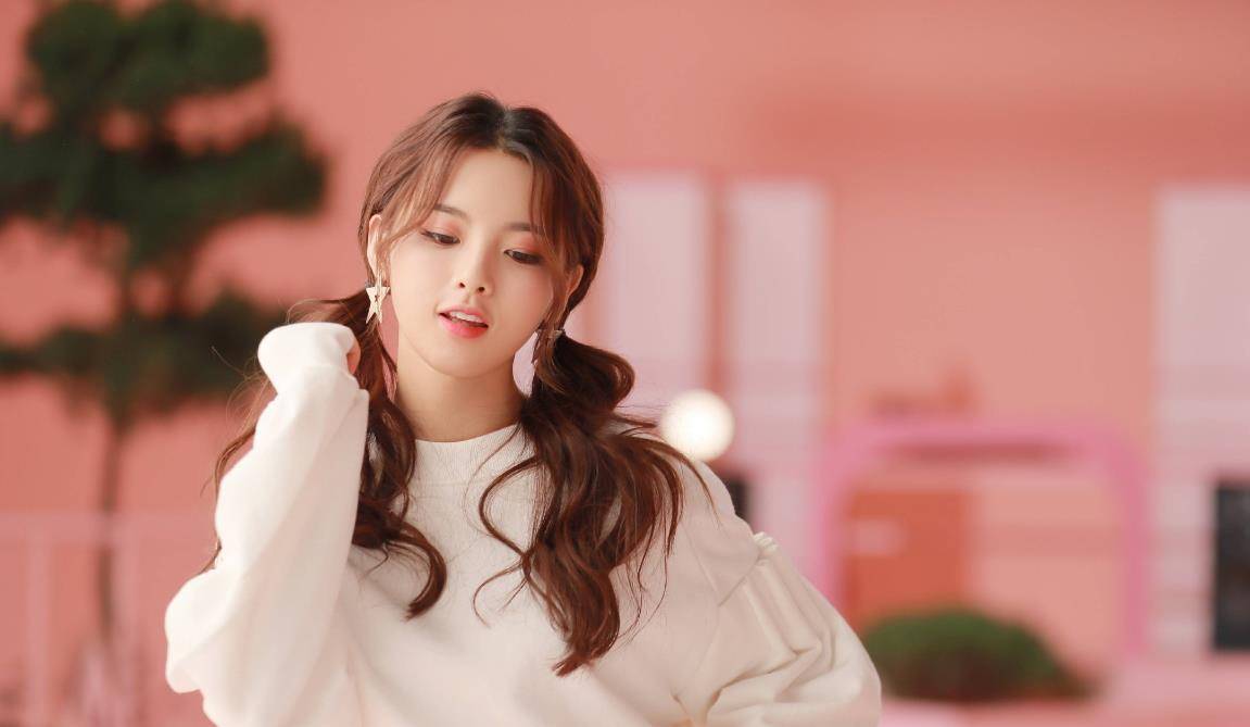 舞台|自卑女孩杨超越,从服务员到顶流明星,是如何改天换命的?