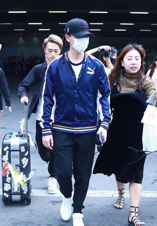 全体|任嘉伦：30+减龄装穿上以后，少年感满满，叠穿T恤休闲穿搭也帅气！