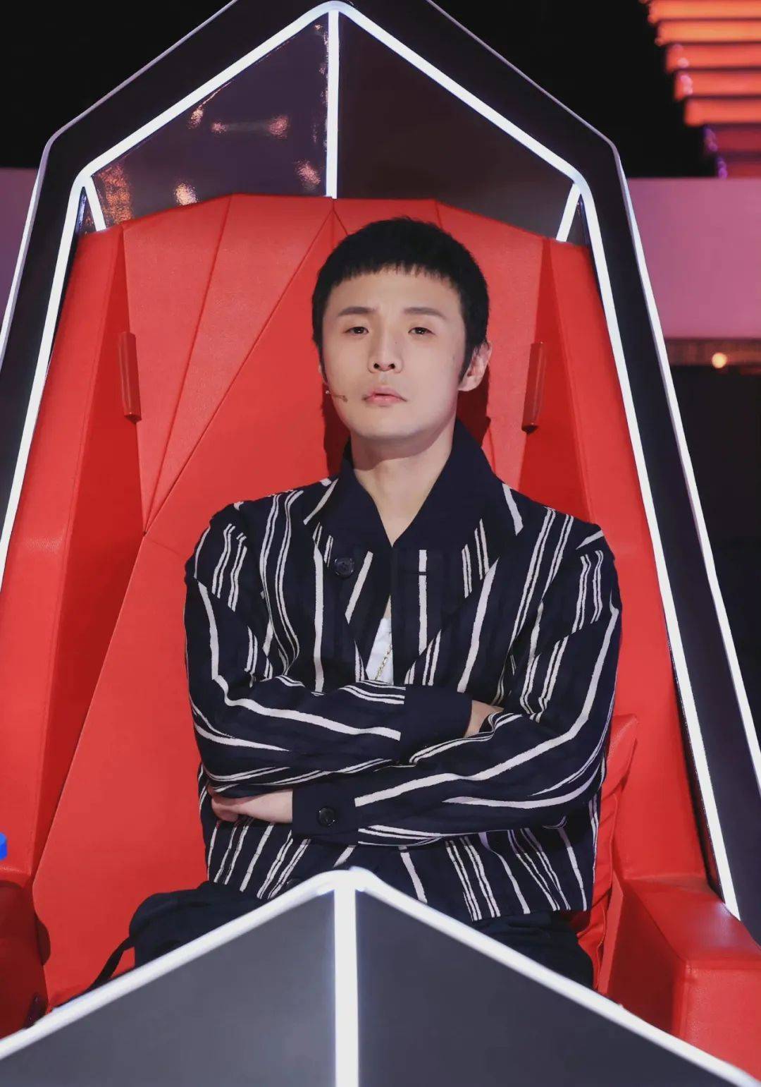 阿云嘎|卫视中秋晚会明星造型：张碧晨人鱼裙仙气足，戚薇蓬蓬袖夸张
