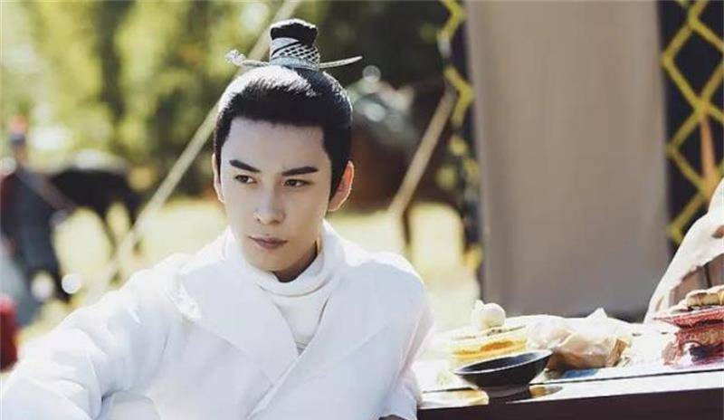 发型|陈飞宇新剧路透，五官帅气发型有特色，继承母亲优良基因