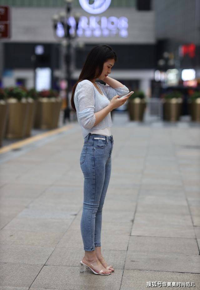 季节|简单的秋日穿搭，离不开针织衫与牛仔裤的组合，轻松应对日常搭配