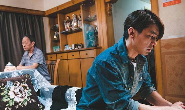 刘玉芳|赞颂成人爱情的《热唱吧》：没有了爱情，却可以依旧牵挂对方