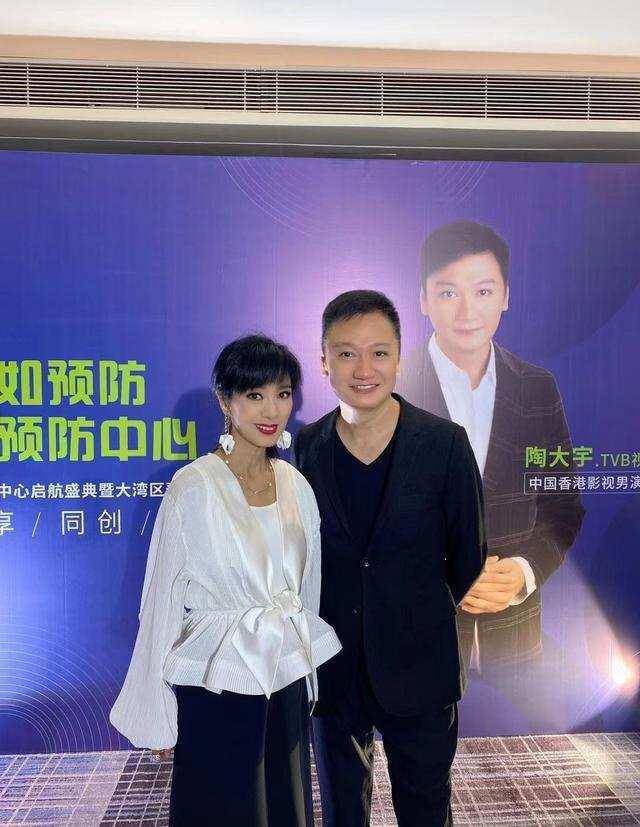 纸片|66岁米雪还追求纸片身材，穿黑白礼服气质不错，却被脖子暴露年龄
