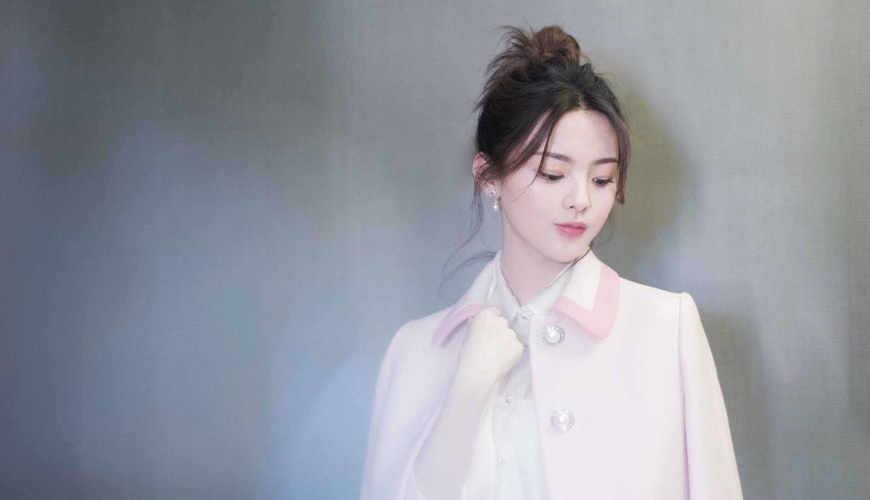 舞台|自卑女孩杨超越，从服务员到顶流明星，是如何改天换命的？