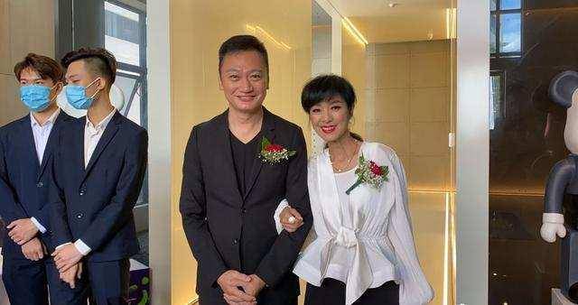 纸片|66岁米雪还追求纸片身材，穿黑白礼服气质不错，却被脖子暴露年龄