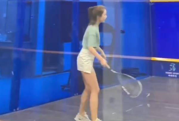 好朋友|《心动4》橙子近照，穿运动短裙打网球，“竹竿腿”令人羡慕