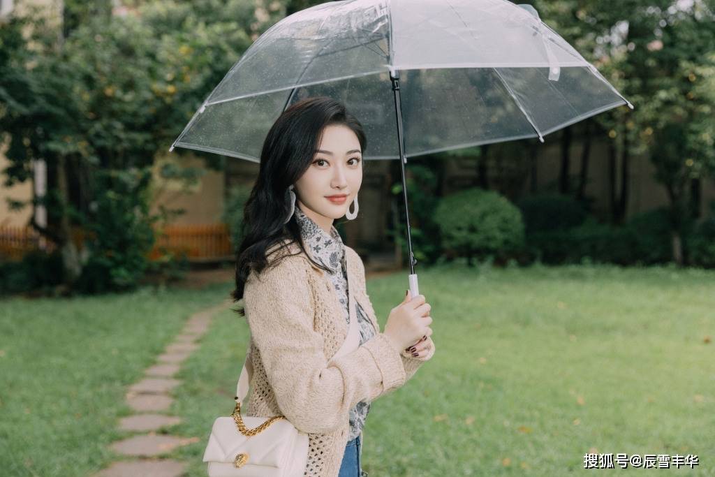 身材|景甜“针织衫”造型真时髦，配花衬衫和牛仔裤，休闲随性却很大气