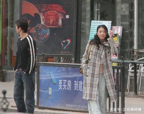 漂亮 周海媚打疫苗被拍，素颜不像有50多岁的，戴口罩也遮不住她的美！