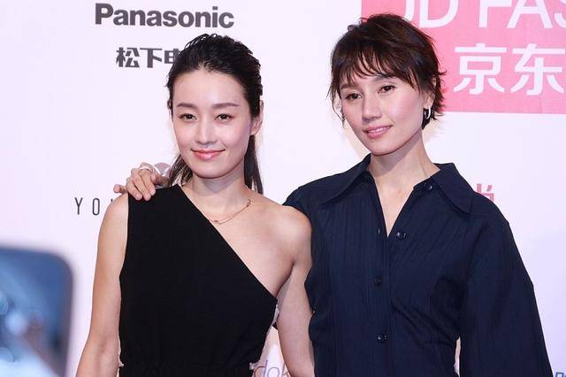 鱼尾 短发袁泉配长发马伊琍,画面不要太和谐,两人优雅恬静女人味十足