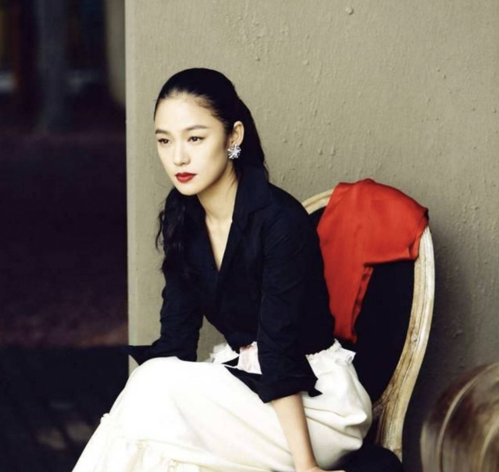 身材 周韵素颜和老公出门，扎丸子头暴露发际线，穿基础款气质却高级