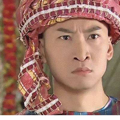 因为女明星拍照的两种状态，摆拍妆容精致还精修，自拍素颜且直男角度