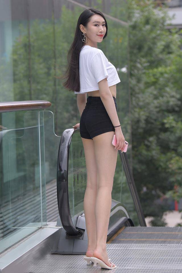 黑色 经典的搭配，白色短款短袖衫，配黑色高腰短裤，清新时尚高挑靓丽