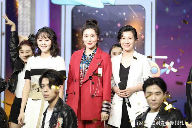 黑色 “德华姑姑”罕见扮嫩，吊带裙配白T恤时髦大方，46岁素颜真减龄