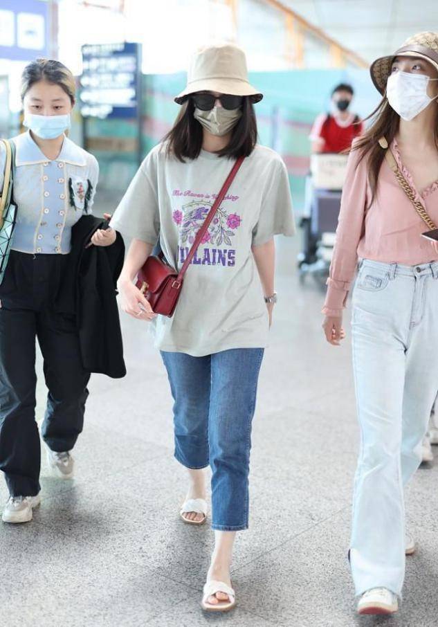 张雪迎 张雪迎：T恤的百搭风配牛仔裙或者短裤，显S型身材，时髦又减龄！