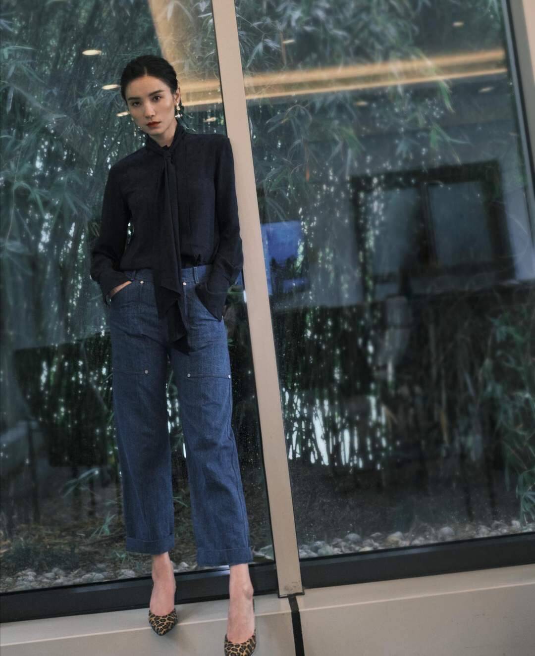 韵味儿 宋佳没有明星包袱，穿搭低调素颜就敢走机场，40岁的样子很真实