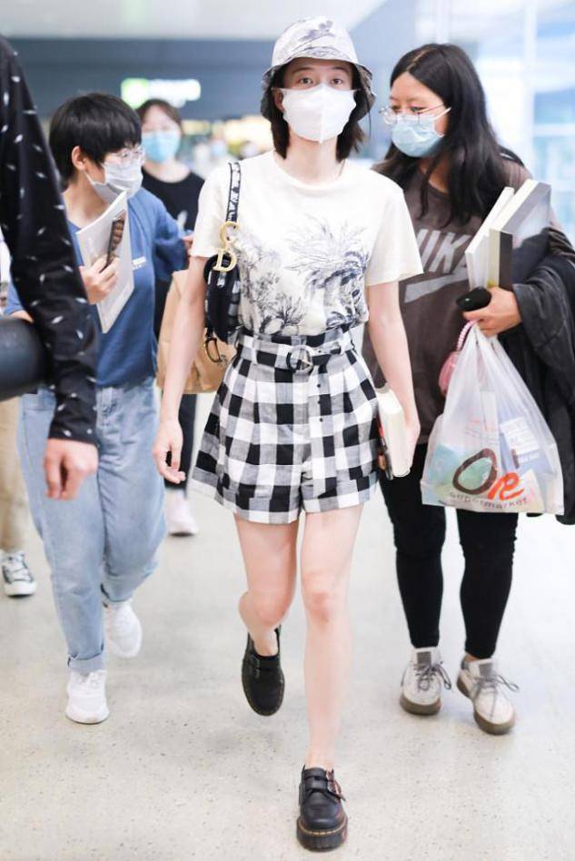 张雪迎 张雪迎:T恤的百搭风配牛仔裙或者短裤,显S型身材,时髦又减龄!