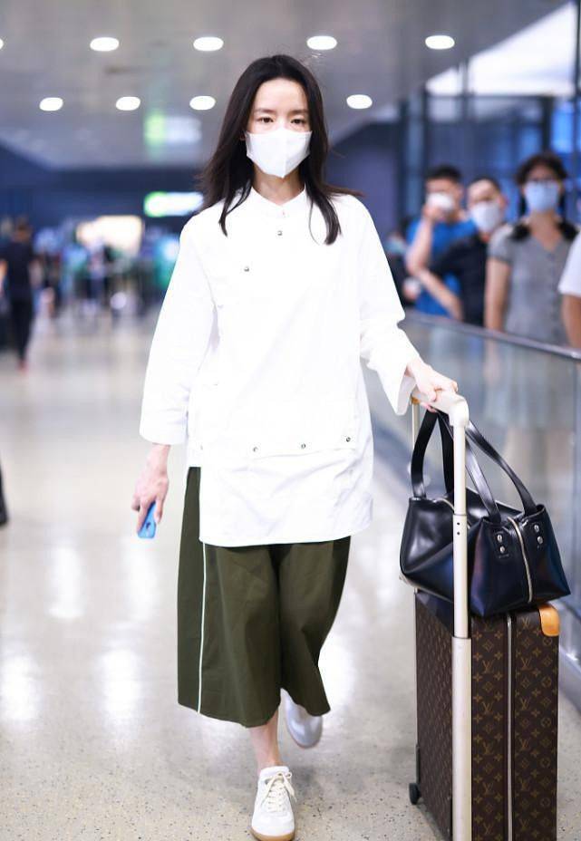 设计|董洁私服挺简约的,工装衬衫叠加阔腿挺大方,素颜有中年的样子了