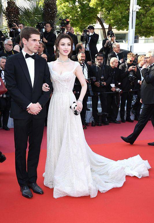 曲线 葛天身材曲线一般人比不了，不愧是模特出身，穿着打扮很诱人