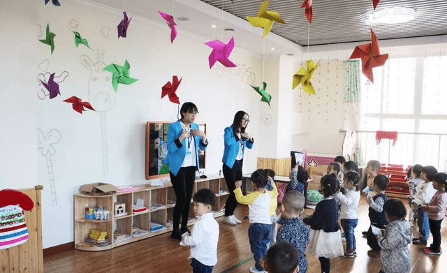 家长|幼儿园变相盘查学生背景被拆穿，老师回复叫人惊叹，“让写就写”