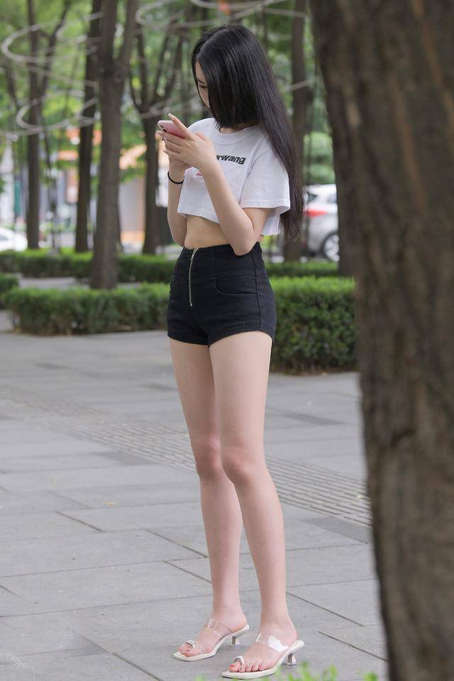 黑色 经典的搭配，白色短款短袖衫，配黑色高腰短裤，清新时尚高挑靓丽