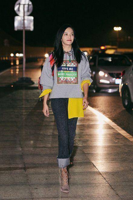 颜色|姚晨印花卫衣搭配牛仔裙，少女感十足！