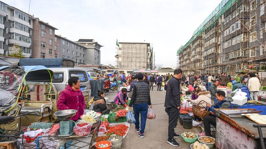 中朝边境的长白菜市场，人参像萝卜一样摆地上卖，有的商品真便宜