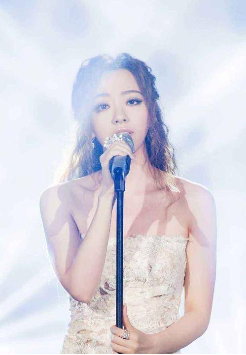 显得 36岁张靓颖素颜走机场,穿银灰色外套好显嫩,发量却暴露真实年龄