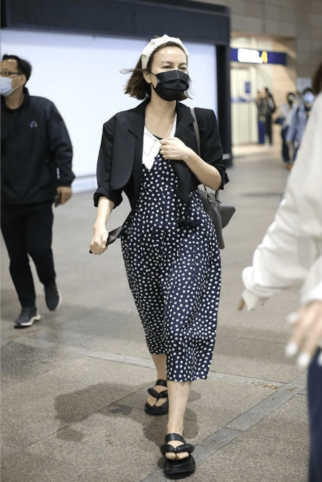 刘海 吴昕素颜也不丑，就是不梳刘海显得额头有点大，但穿着打扮仍精致