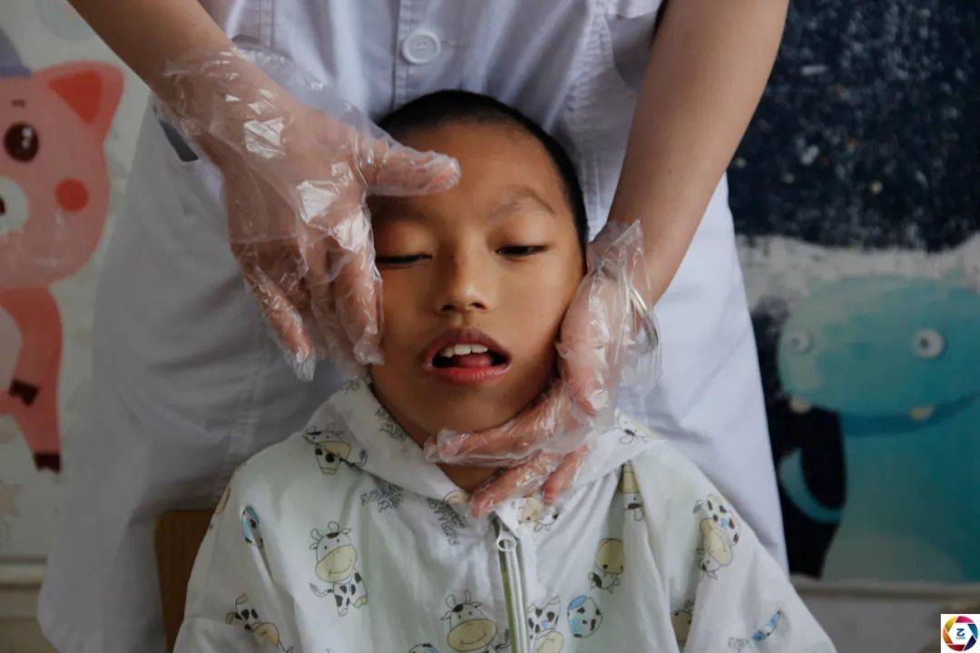 生活|16岁恋爱18岁生娃，女孩正畅想幸福，不料被孩子的诊断书打回现实