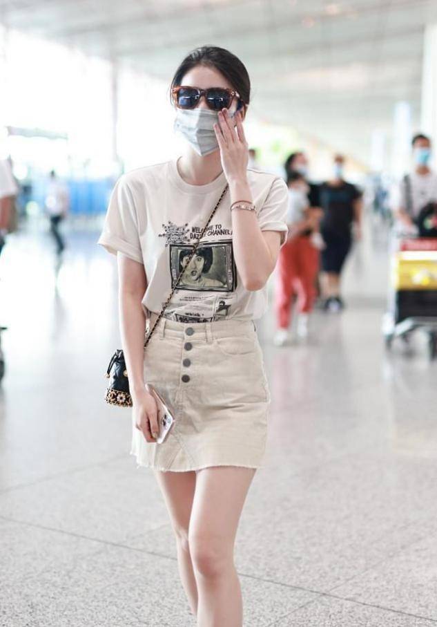 张雪迎 张雪迎：T恤的百搭风配牛仔裙或者短裤，显S型身材，时髦又减龄！