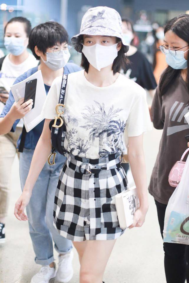 张雪迎 张雪迎:T恤的百搭风配牛仔裙或者短裤,显S型身材,时髦又减龄!