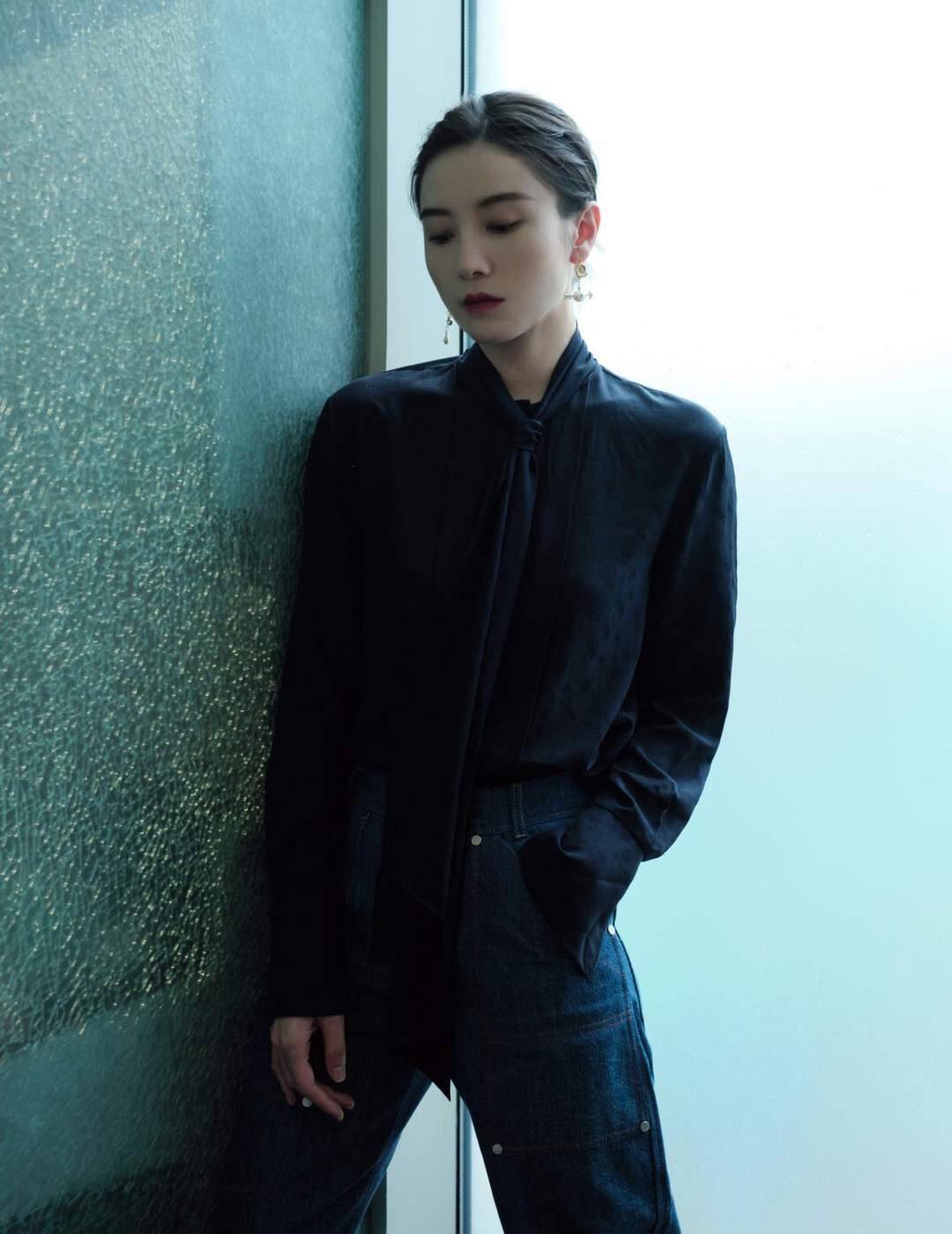 韵味儿 宋佳没有明星包袱，穿搭低调素颜就敢走机场，40岁的样子很真实