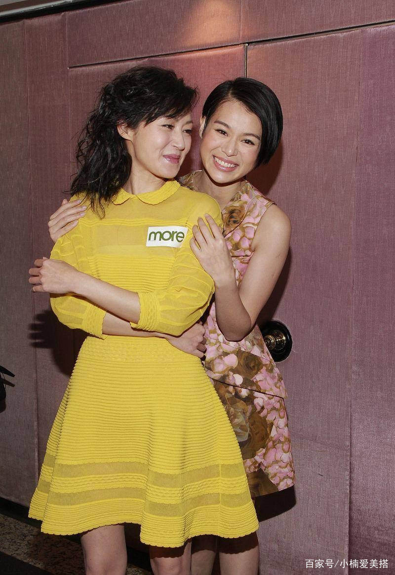 颜色 万绮雯和胡杏儿同框，相差9岁也看不出，这保养得真挺到位