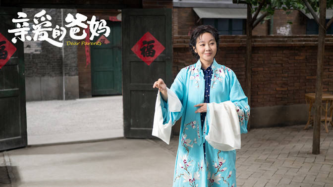 闫妮 闫妮生活照曝光，穿长裙戴头箍打扮甜美，50岁纯素颜比女儿还年轻