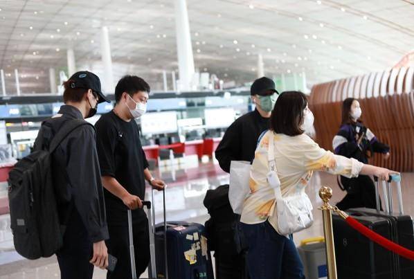 灰白色 刘恺威不愧是“叔圈典范”，机场同框魏大勋也不输气质，成熟稳重