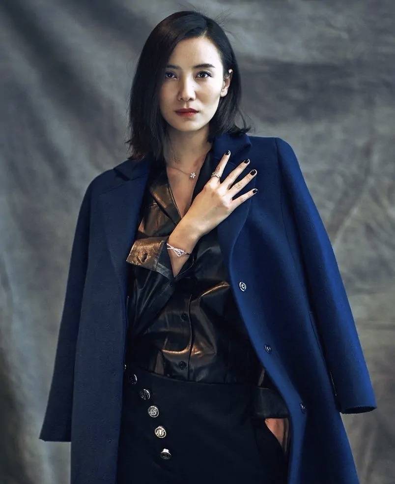 宋佳挺 宋佳挺有自信，穿搭低调素颜走机场，有了“阿姨”味道气质却高级