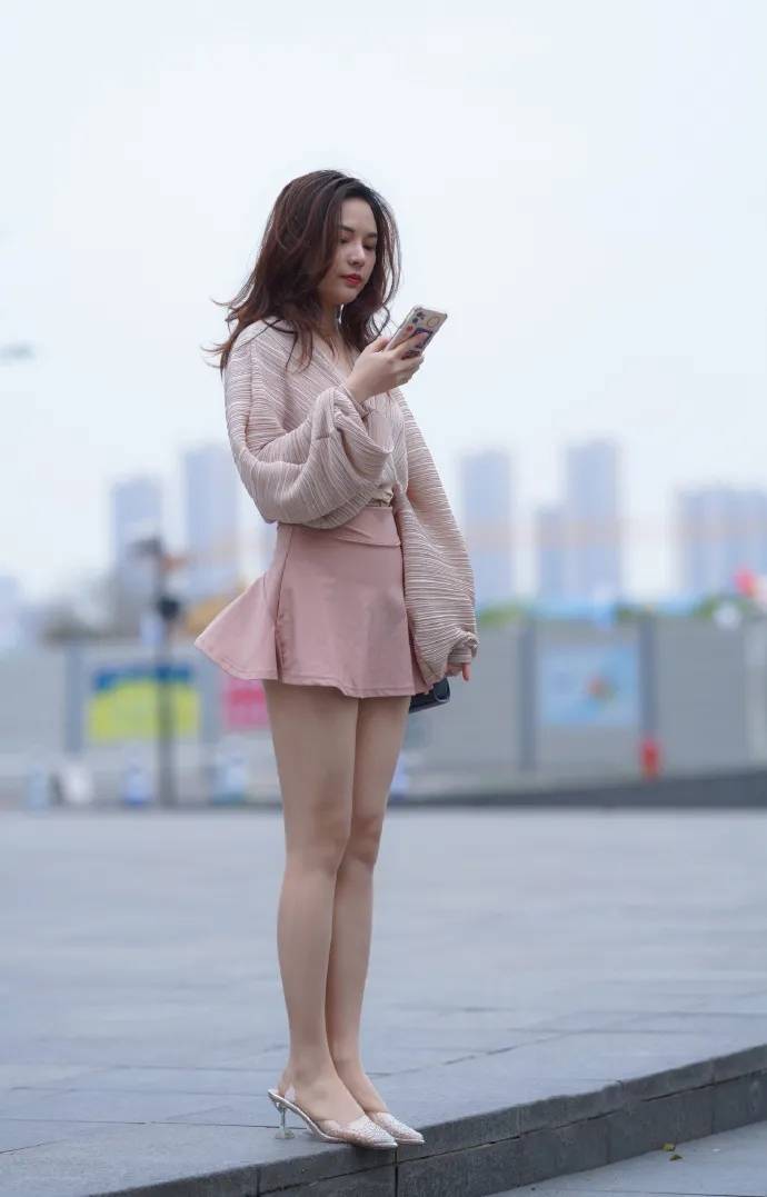 女生 长相甜美的女生怎么穿才耐看？裙装是必不可少的，娇俏艳丽又清新