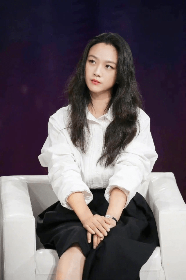 显得 41岁汤唯回国后继续闪耀！白衬衫穿出高级感，连巩俐都要甘拜下风