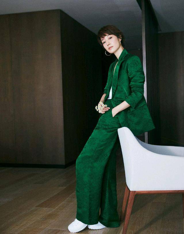 黑色 马伊琍的“高级感”太强了,黑色连衣裙端庄稳重,简约大气太迷人