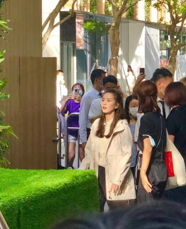 坐姿 刘诗诗人淡如菊是假象？穿运动装大爷坐姿放飞自我，好心情藏不住