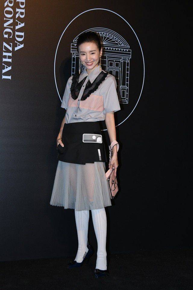 个性 董洁的造型频频翻车？穿衬衫配透光裙，腿上的白色长筒袜更是晃眼