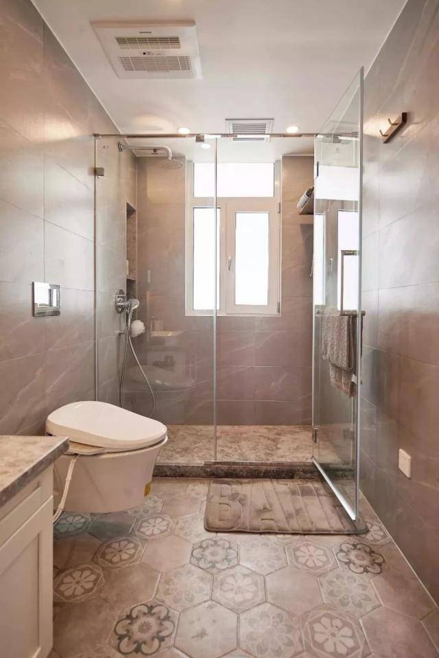 卫生间瓷砖要这样铺,非常漂亮,一看地板就能让你眼前一亮!