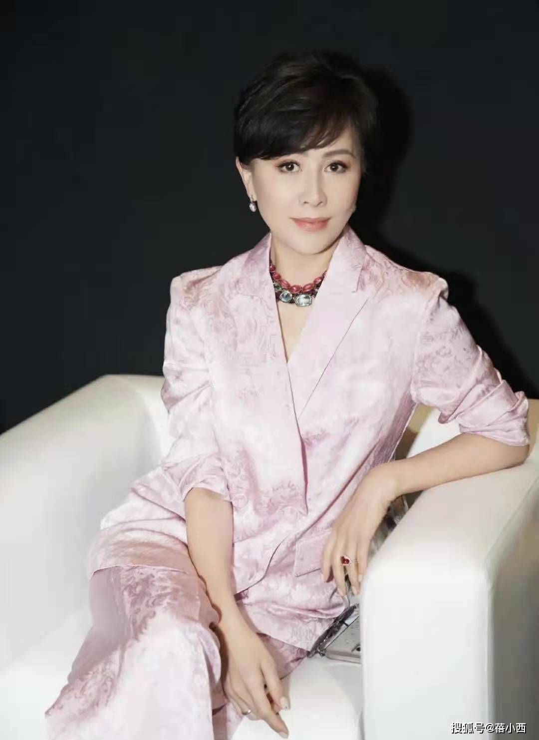 套装 “刘嘉玲”真厉害，穿豹纹衬衫混搭皮裤+黑丝袜，比年轻人还敢穿